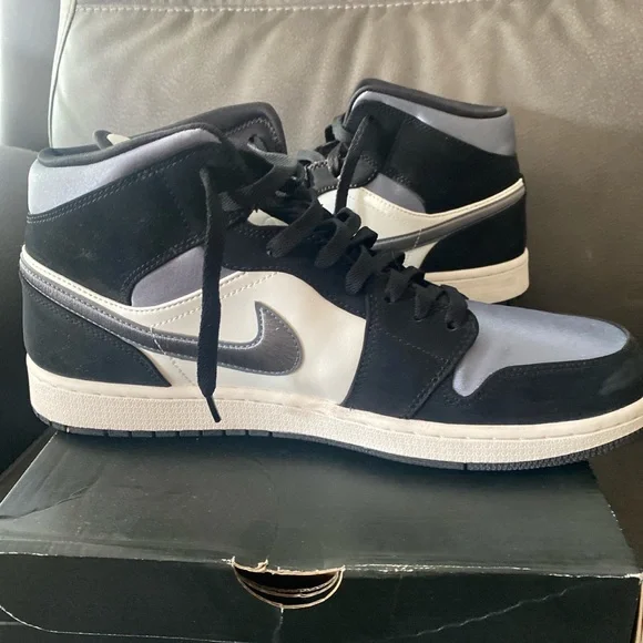 Air Jordan 1 Mid SE ‘Satin Smoke Grey’